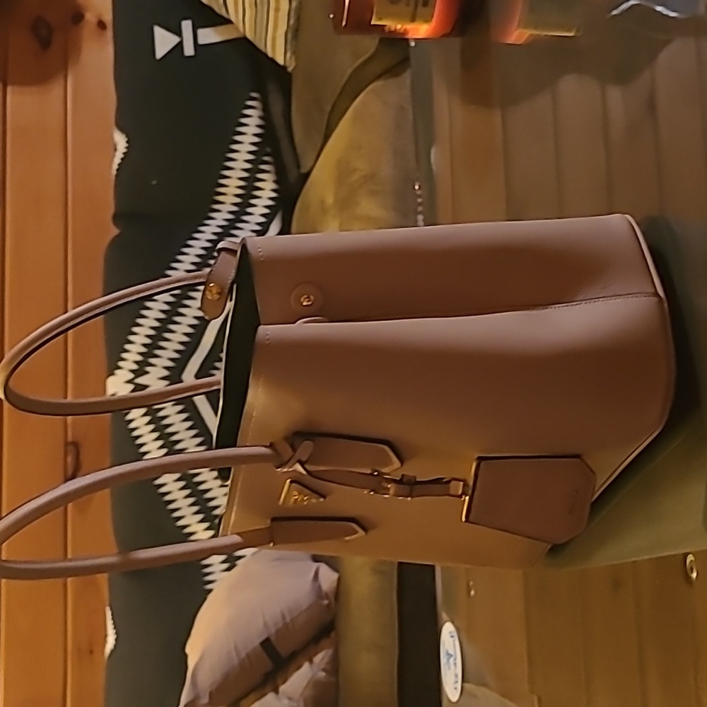 PRADA - Picture 4 of 5